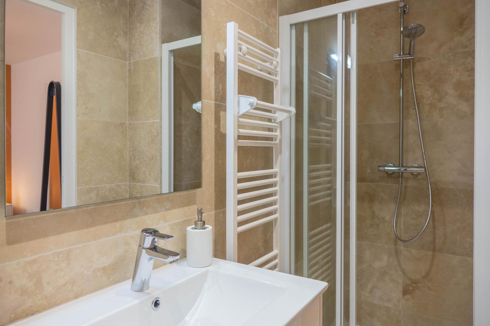 Beau Quartier Et Central, Maison Spacieuse Avec Cour, 3 Chambres, 3 Salles De Bains A 10 Min A Pied De La Gare Orléans Exteriér fotografie